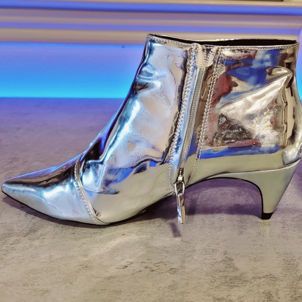 Kitten heels boots